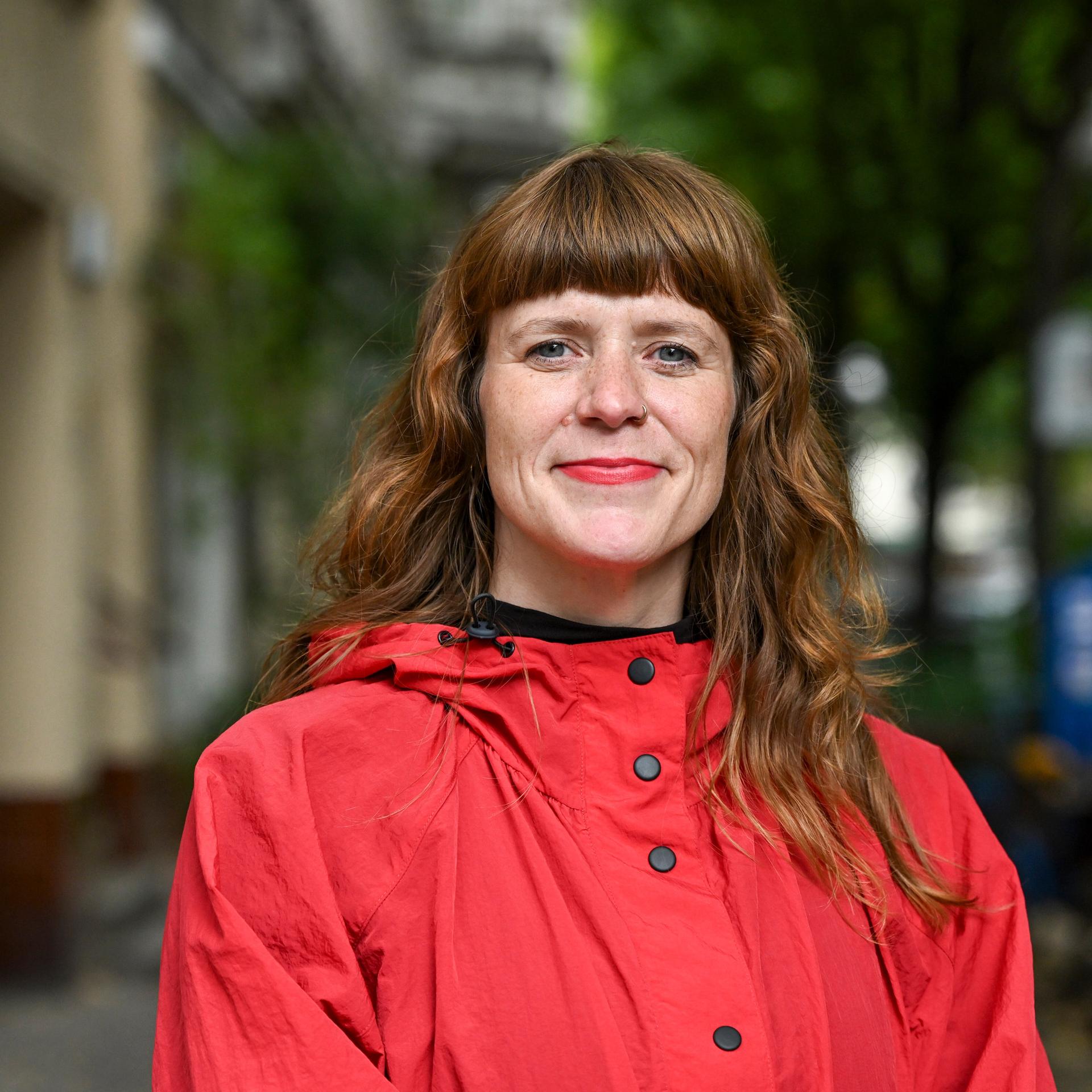 Zu sehen ist die Berliner Politikerin Kerstin Wolter. Sie trägt eine rote Jacke und lächelt in die Kamera.