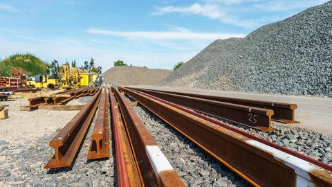 Schienenmaterial an einer Baustelle liegt auf der Fernverkehrsstrecke Riedbahn zwischen Frankfurt und Mannheim