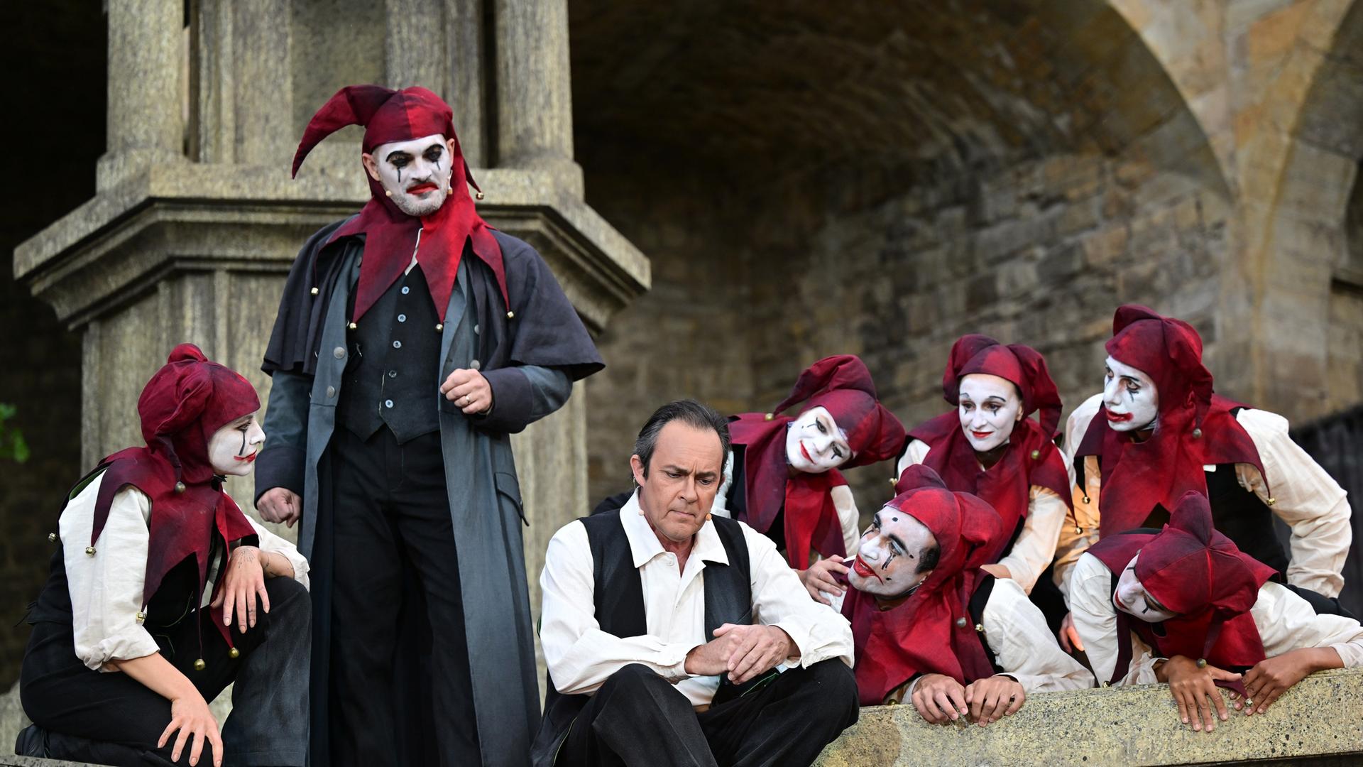 Schauspieler proben eine Szene in Goethes "Faust" für die Domstufen-Festspiele in Erfurt Schauspieler proben eine Szene in Goethes "Faust" für die Domstufen-Festspiele in Erfurt