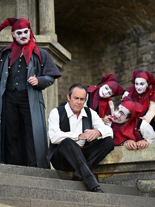 Schauspieler proben eine Szene in Goethes "Faust" für die Domstufen-Festspiele in Erfurt