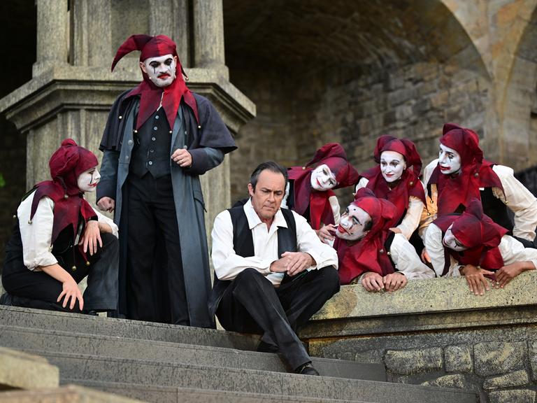 Schauspieler proben eine Szene in Goethes "Faust" für die Domstufen-Festspiele in Erfurt