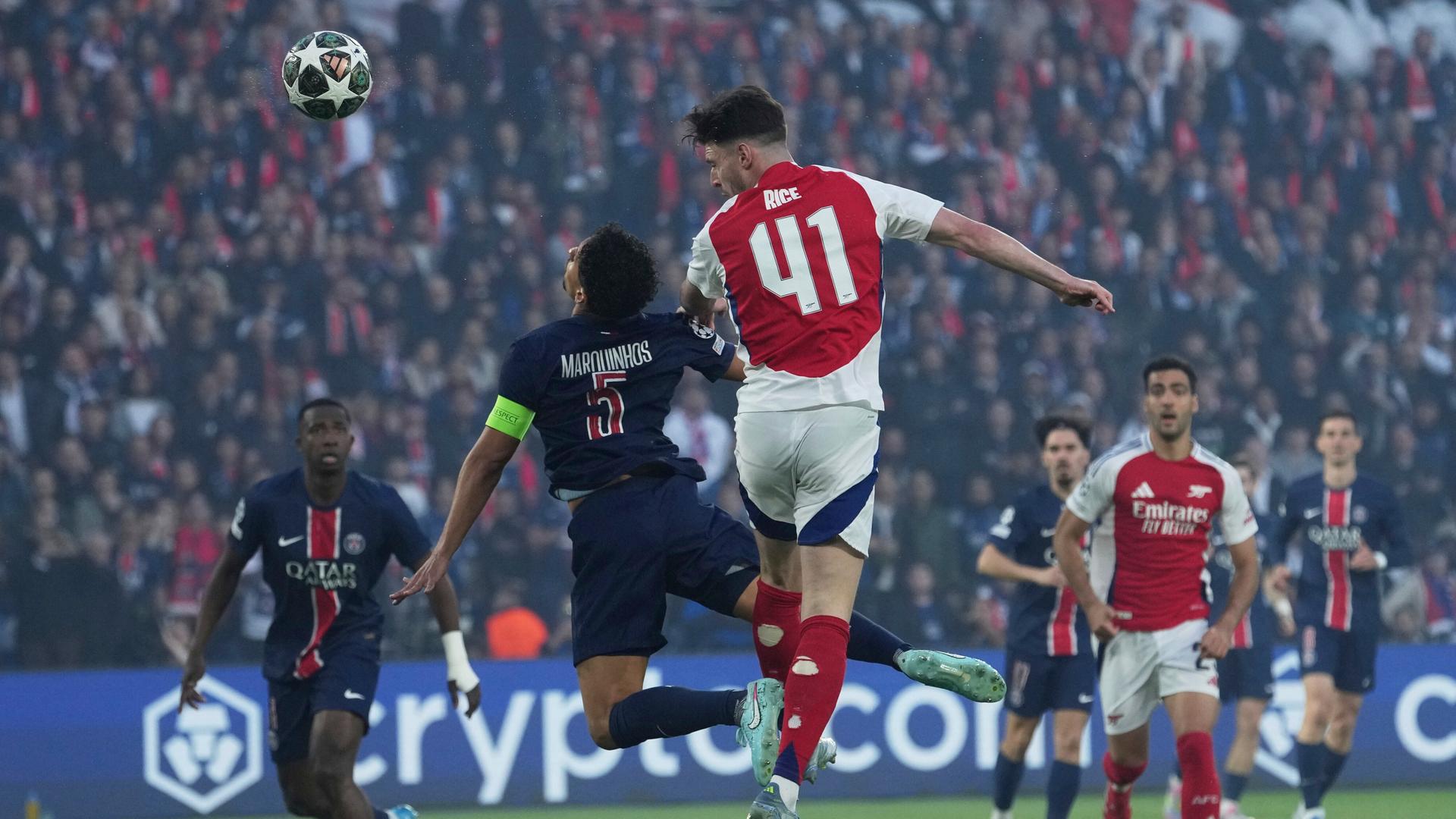 Das Foto zeigt Fußballer von den Vereinen Paris Saint Germain und Arsenal. Das Foto zeigt Fußballer von den Vereinen Paris Saint Germain und Arsenal.