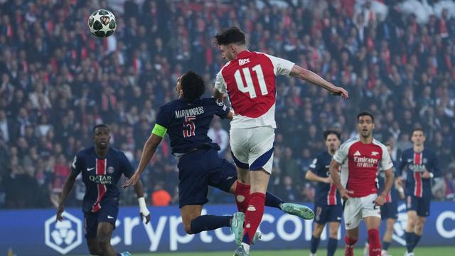 Das Foto zeigt Fußballer von den Vereinen Paris Saint Germain und Arsenal. 