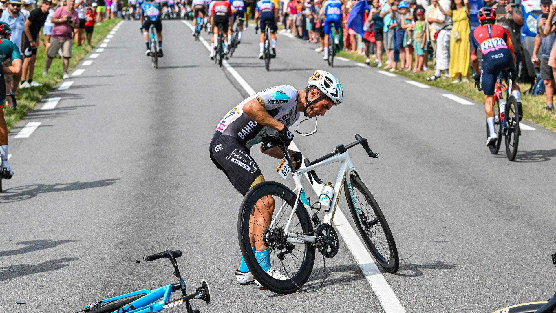 Der spanische Radrennprofi Mikel Landa (Team Bahrain Victorious) richtet sein Fahrrad bei der Tour de France nach einem Sturz wieder auf.
