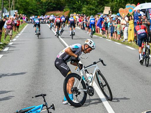 Der spanische Radrennprofi Mikel Landa (Team Bahrain Victorious) richtet sein Fahrrad bei der Tour de France nach einem Sturz wieder auf.