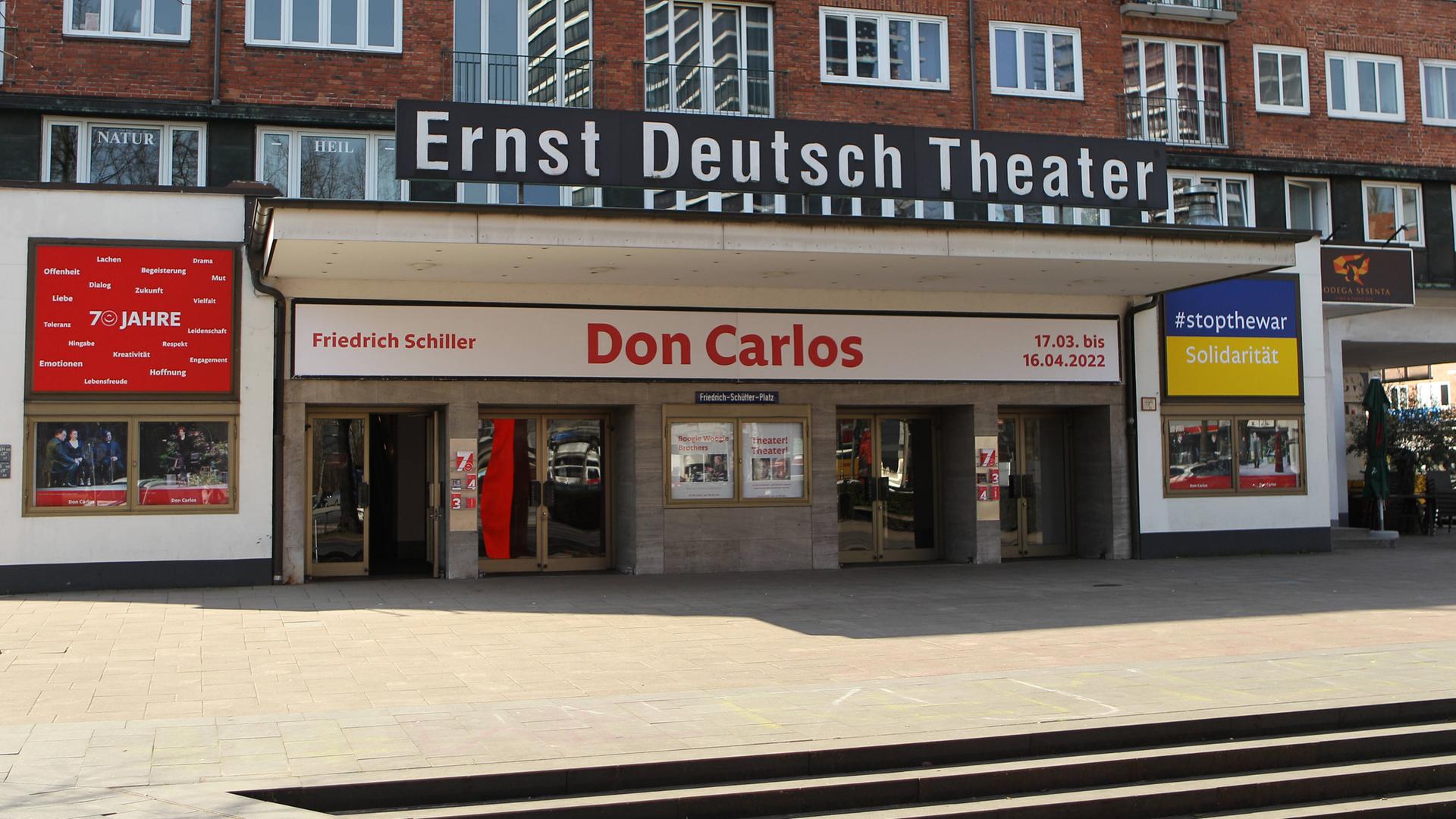 An der Fassade vom Ernst-Deutsch-Theater hängt ein Plakat mit der Flagge der Ukraine und dem Schriftzug Stop the war.