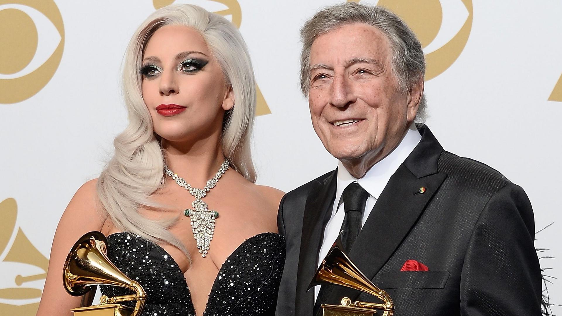 Lady Gaga und Tony Bennett halten ihre Awards für das "Beste traditionelle Pop-Vocal-Album" bei den 57. Grammy Awards.