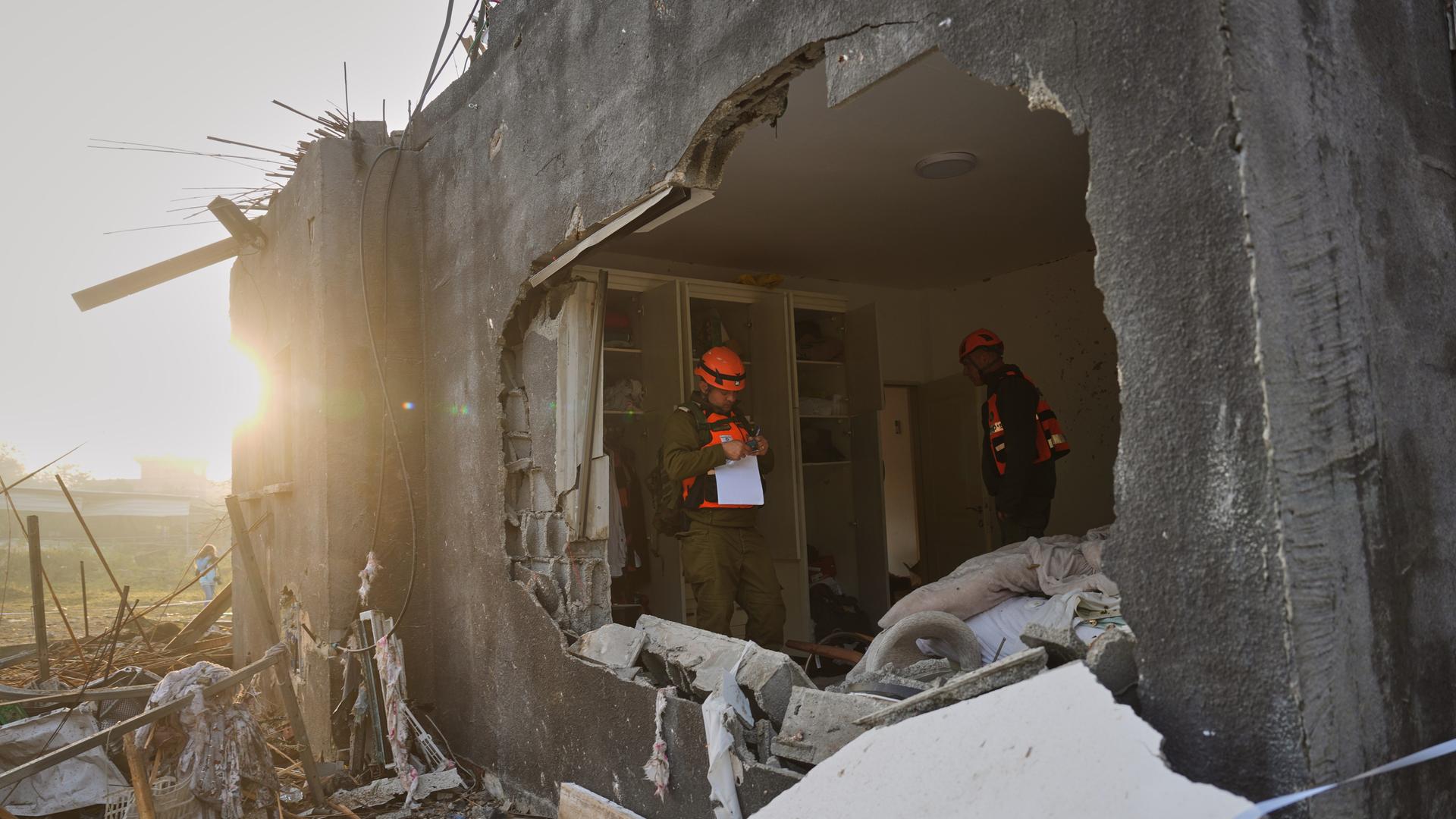 Sarsir: Beamte des israelischen Heimatfrontkommandos inspizieren ein durch einen iranischen Raketenangriff zerstörtes Haus.