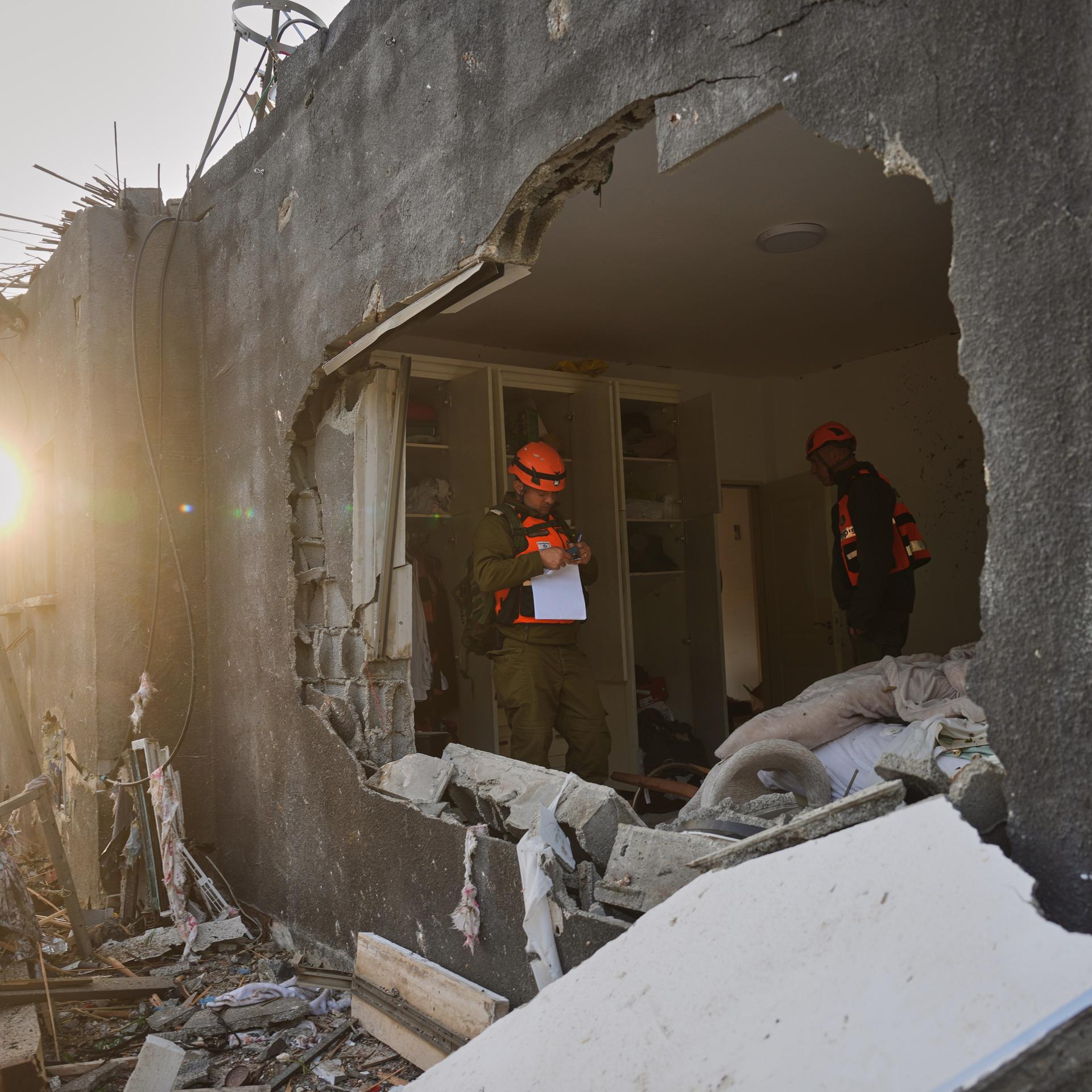 Sarsir: Beamte des israelischen Heimatfrontkommandos inspizieren ein durch einen iranischen Raketenangriff zerstörtes Haus.