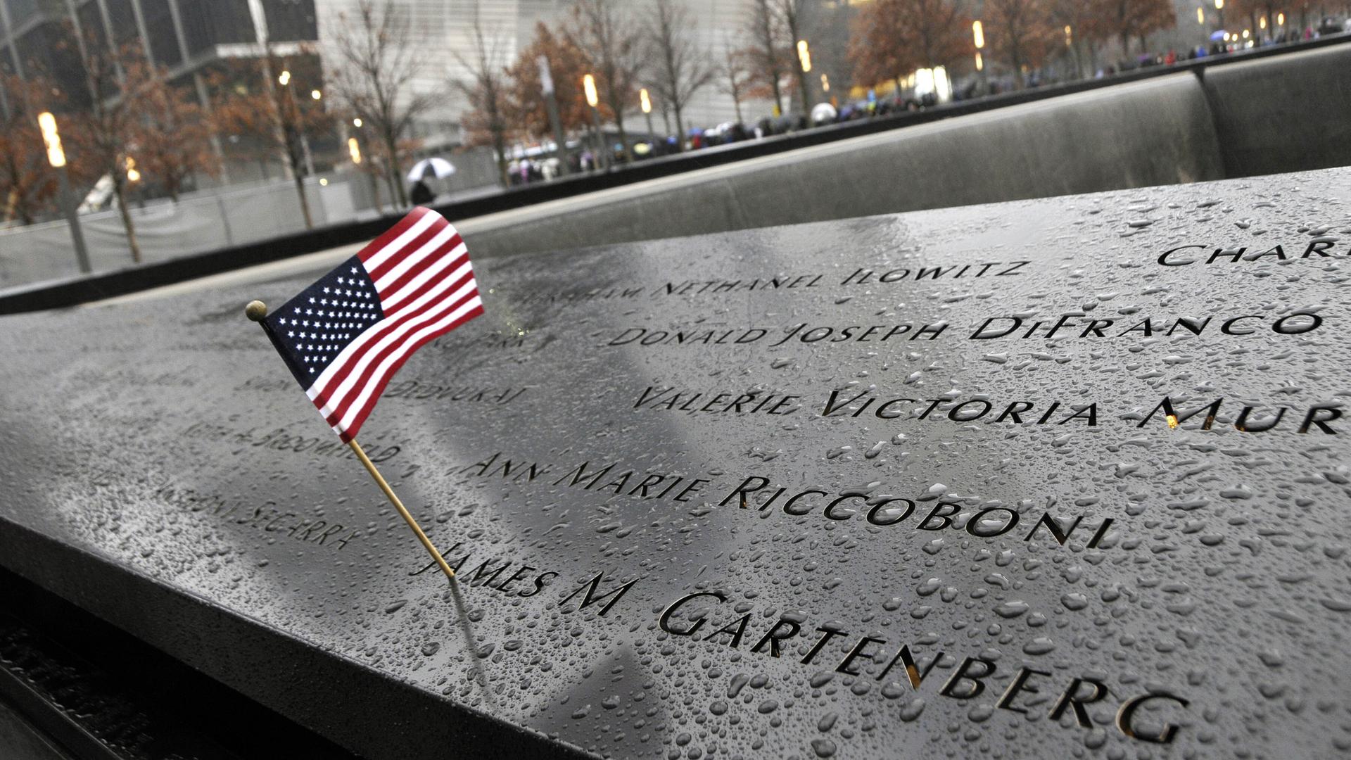 Detailaufnahme einer Gedenkplatte in New York City mit Namen von Opfern des Terroranschlags vom 11. September