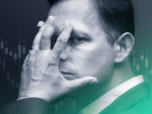 Peter Thiel hält sich eine Hand halb vor sein Gesicht