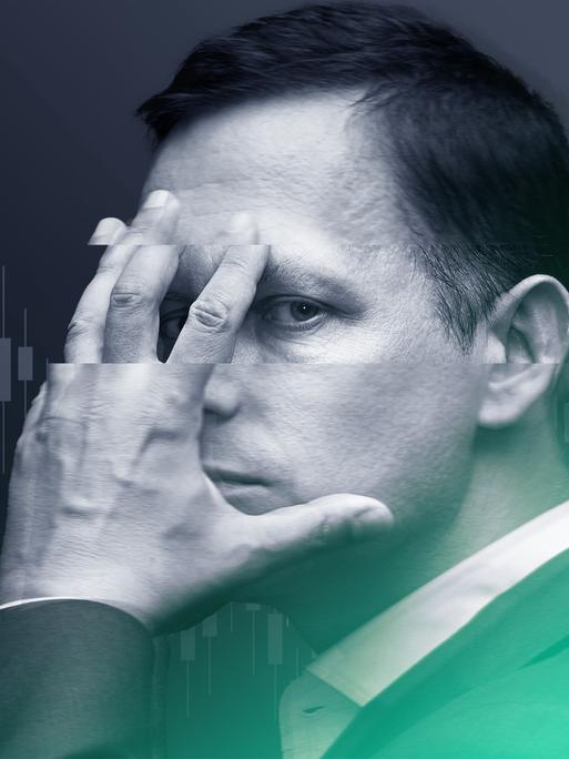 Peter Thiel hält sich eine Hand halb vor sein Gesicht
