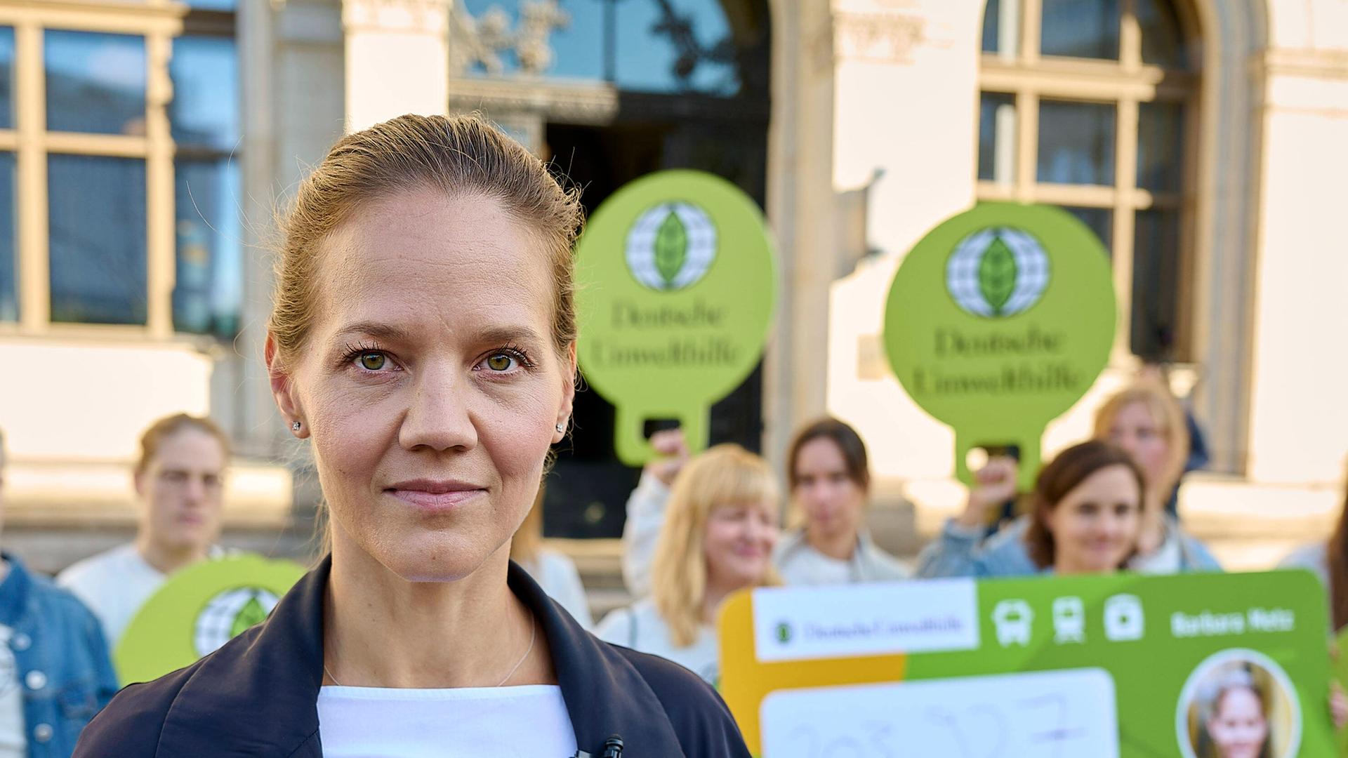 Die Geschäftsführerin der Deutschen Umwelthilfe, Barbara Metz. Hinter ihr sieht man Plakate des Vereins.
