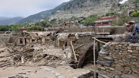 Blick auf ein von einem Erdbeben zerstörten Dorf in der afghanistan Provinz Kunar. 