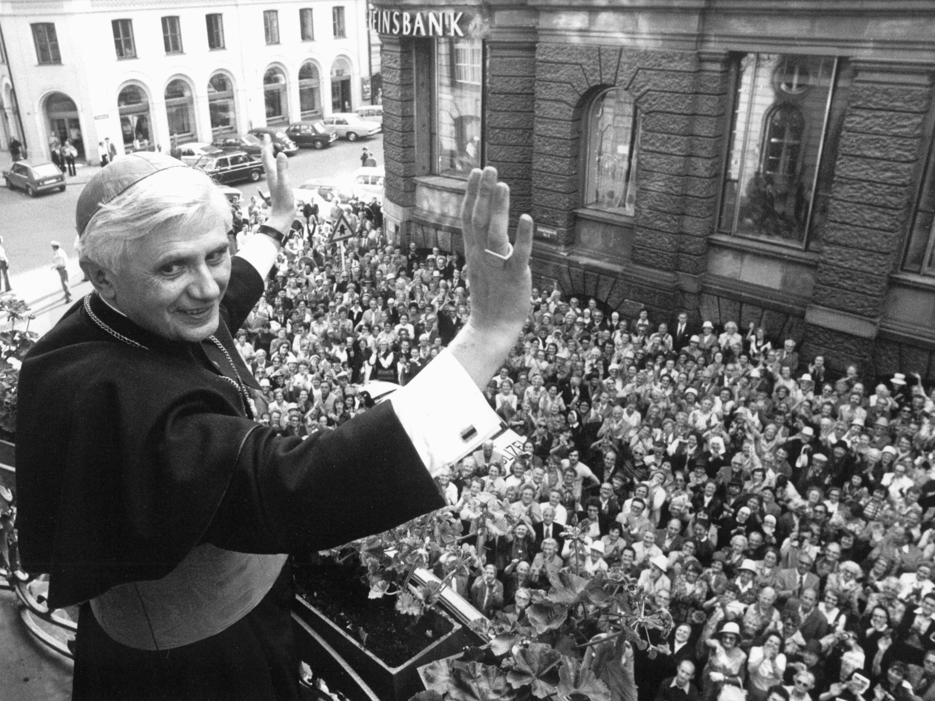 Joseph Ratzinger, ehemaliger Erzbischof von München und Freising, bei einer Rede vor einer grossen Menschenmenge im Jahr 1977 in München