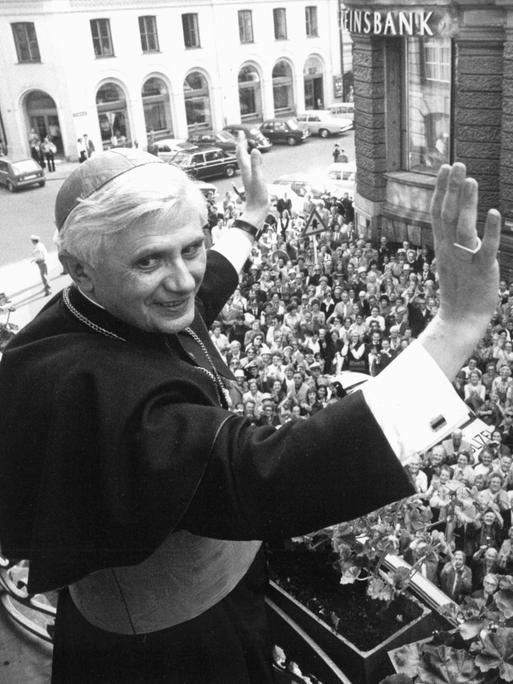 Joseph Ratzinger, ehemaliger Erzbischof von München und Freising, bei einer Rede vor einer grossen Menschenmenge im Jahr 1977 in München