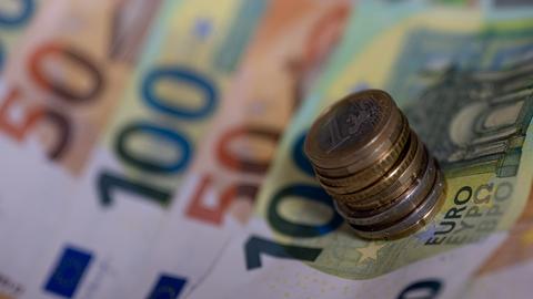 Euromünzen liegen auf Geldscheinen