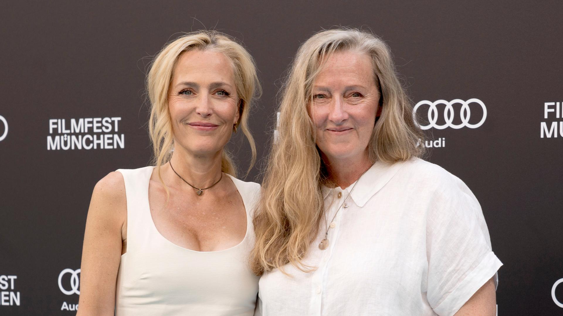 Gillian Anderson und Raynor Winn stehen bei der Premiere des Kinofilms "Der Salzpfad" auf dem 42. Filmfest München 2025 im Deutschen Theater nebeneinander auf dem roten Teppich.