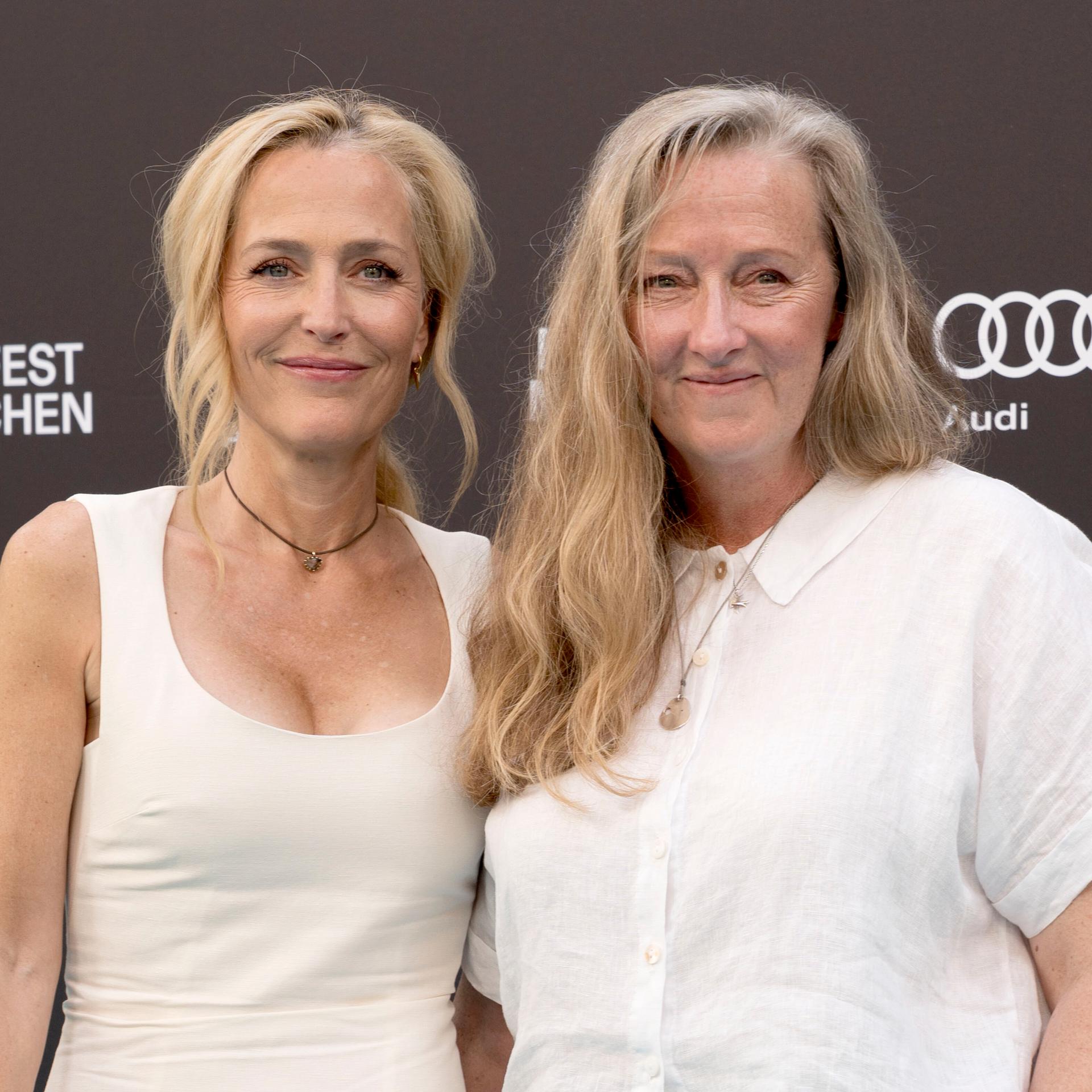Gillian Anderson und Raynor Winn stehen bei der Premiere des Kinofilms "Der Salzpfad" auf dem 42. Filmfest München 2025 im Deutschen Theater nebeneinander auf dem roten Teppich.