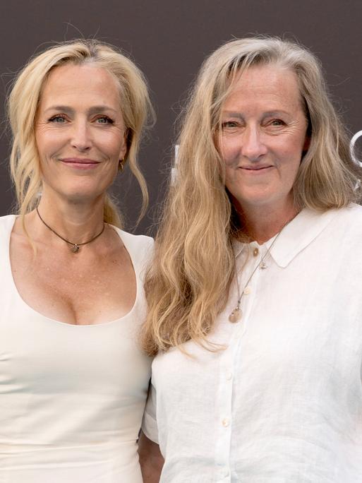 Gillian Anderson und Raynor Winn stehen bei der Premiere des Kinofilms "Der Salzpfad" auf dem 42. Filmfest München 2025 im Deutschen Theater nebeneinander auf dem roten Teppich.