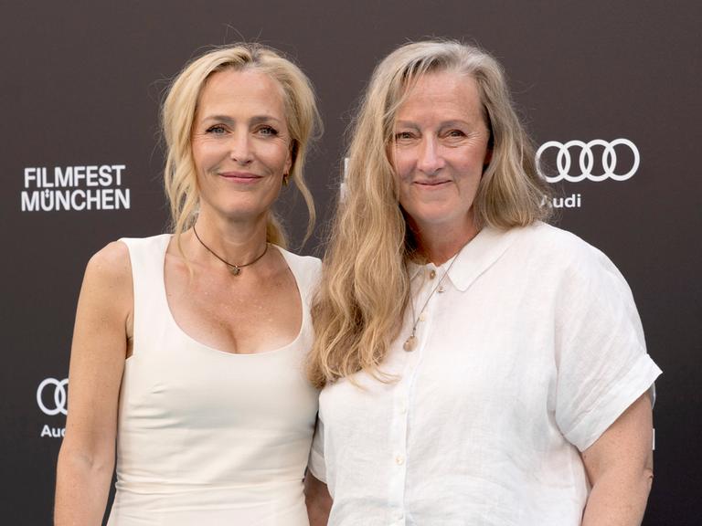 Gillian Anderson und Raynor Winn stehen bei der Premiere des Kinofilms "Der Salzpfad" auf dem 42. Filmfest München 2025 im Deutschen Theater nebeneinander auf dem roten Teppich.