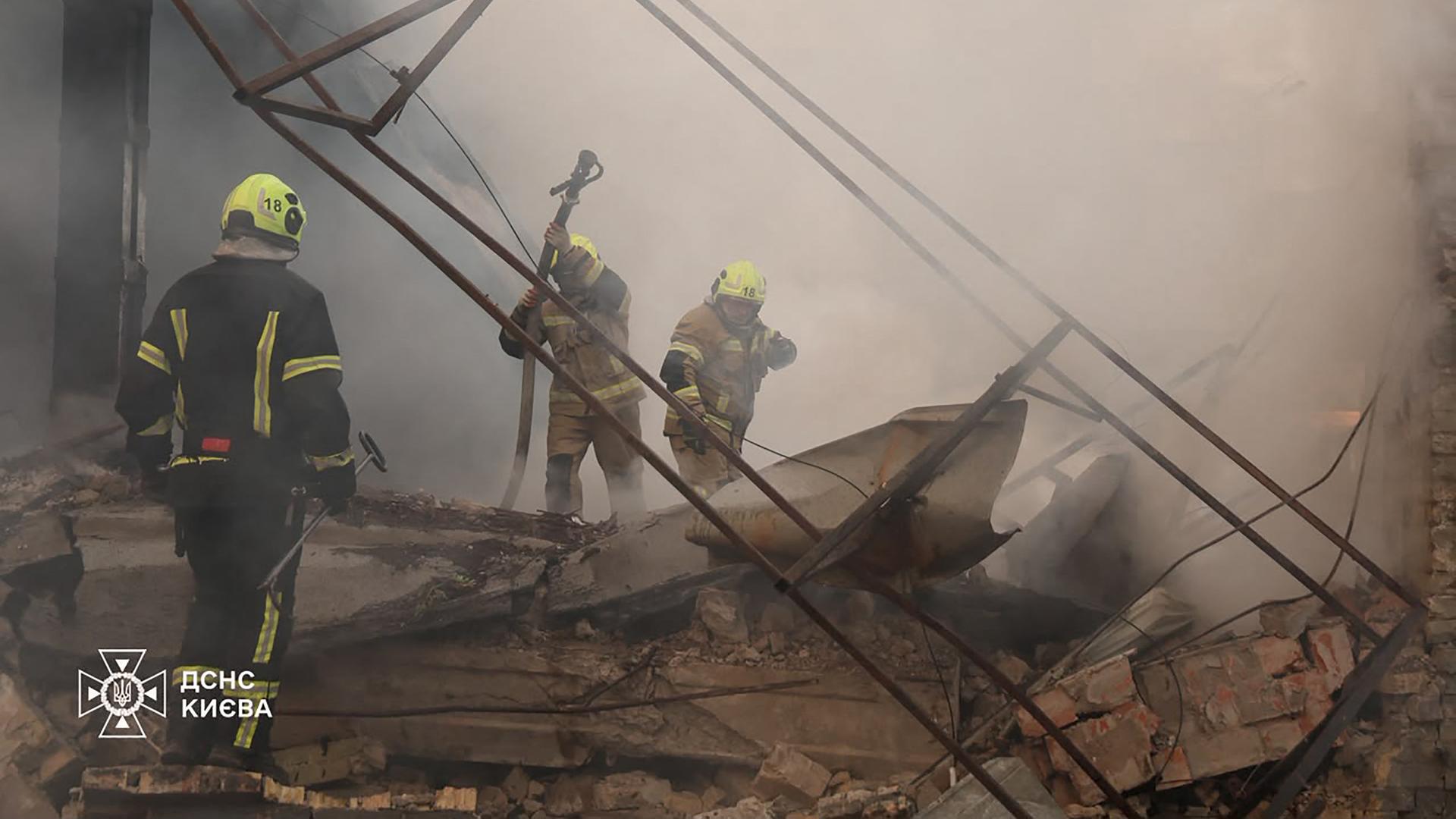 Dieses vom ukrainischen staatlichen Katastrophenschutzdienst veröffentlichte Foto zeigt Feuerwehrleute bei der Löschung eines Brandes, der wegen russischer Raketenangriffe auf die Hauptstadt Kiew ausgebrochen war. Dieses vom ukrainischen staatlichen Katastrophenschutzdienst veröffentlichte Foto zeigt Feuerwehrleute bei der Löschung eines Brandes, der wegen russischer Raketenangriffe auf die Hauptstadt Kiew ausgebrochen war.