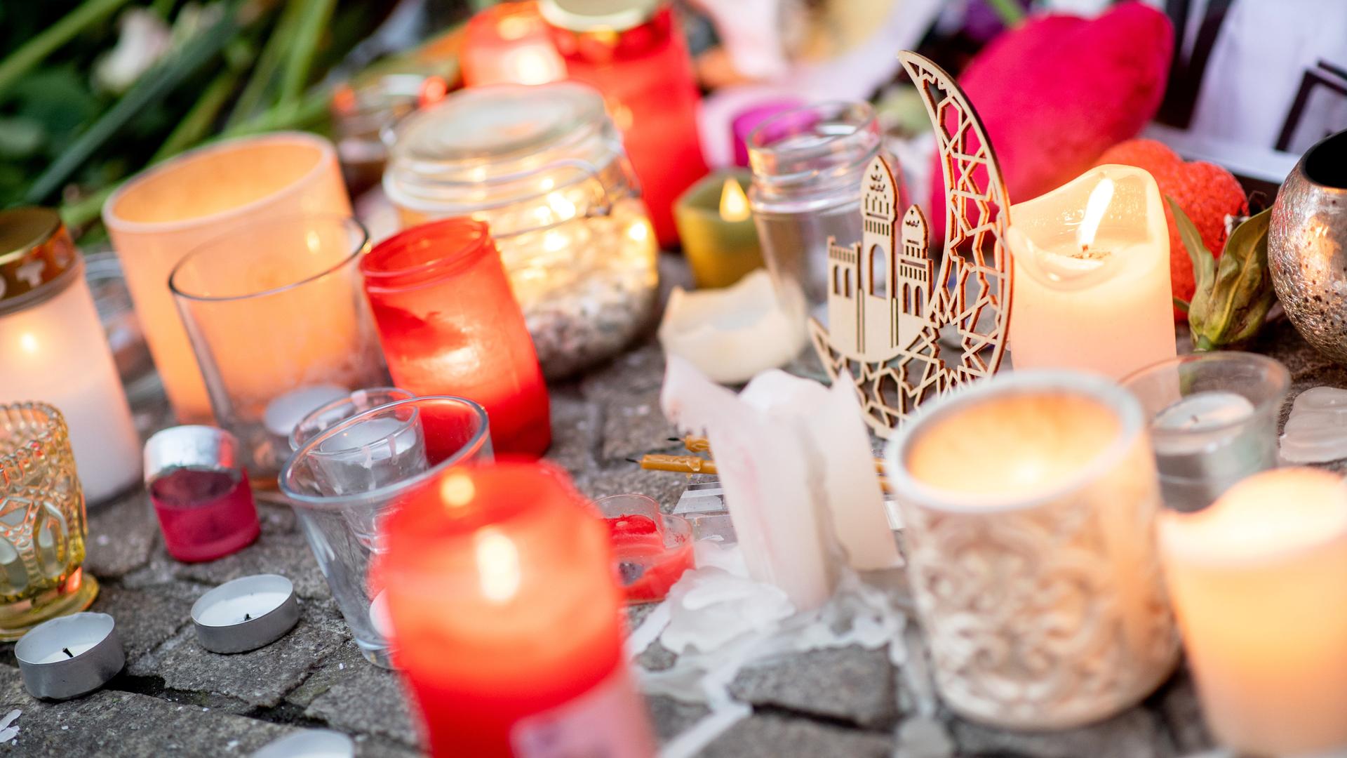 Zahlreiche Kerzen stehen in der Innenstadt von Oldenburg an einer Hauswand in der Achternstraße, in der ein Mann von Schüssen aus einer Polizeiwaffe tödlich verletzt wurde. 