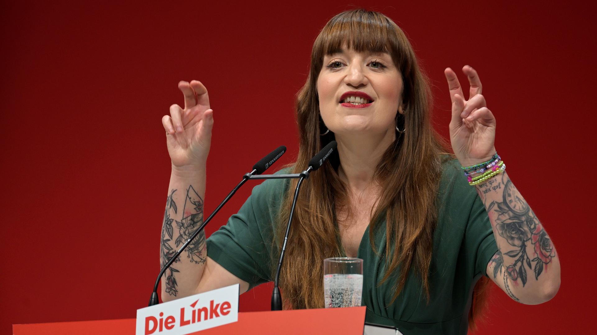 Heidi Reichinnek steht vor einem Mikrofon an einem Rednerpult und gestikuliert. Heidi Reichinnek steht vor einem Mikrofon an einem Rednerpult und gestikuliert.