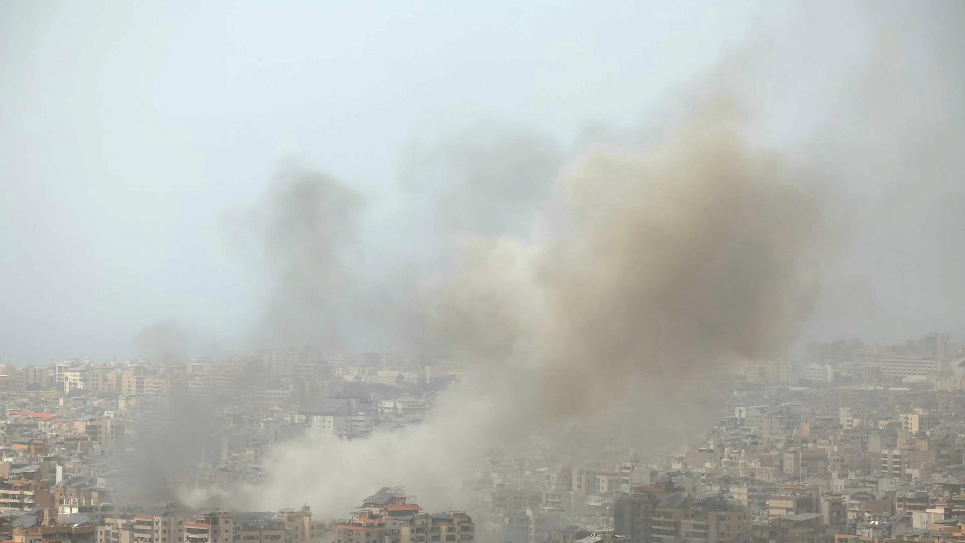 Nach israelischen Luftangriffen auf die libanesische Hauptstadt Beirut steigen Rauchwolken über den südlichen Vororten auf. 