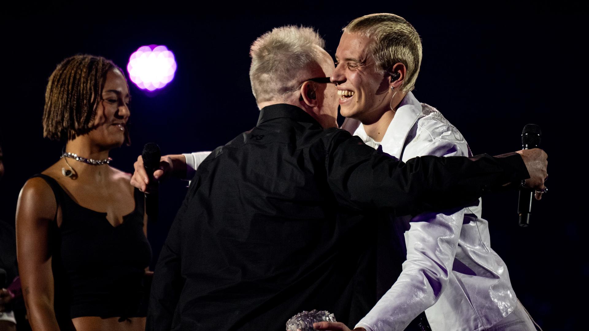 Berlin: Herbert Grönemeyer (M), Musiker, und Soho Bani (r), Rapper, stehen bei der Verleihung des Popmusik-Preises Polyton auf der Bühne. Berlin: Herbert Grönemeyer (M), Musiker, und Soho Bani (r), Rapper, stehen bei der Verleihung des Popmusik-Preises Polyton auf der Bühne.