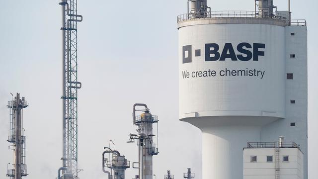 Ein Turm mit der Aufschrift «BASF» steht neben Schornsteinen auf dem Werksgelände des Chemiekonzerns BASF.