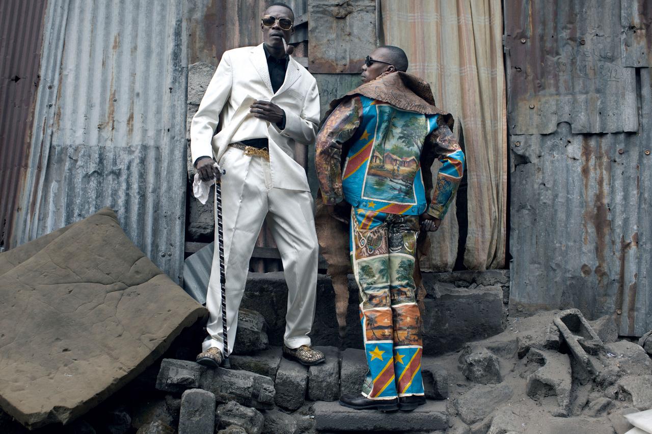 Papa Griffe (links) ein 'Sapeurs', posiert mit seinem Bruder Jika in teurer modischer Kleidung in Kinshasa, Demokratische Republik Kongo, 2012.