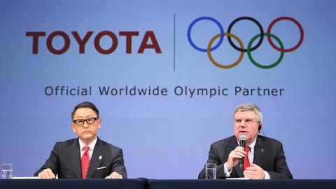 Akio Toyoda, CEO von Toyota, und IOC-Präsident Thomas Bach bei der Vorstellung des Sponsorings von Toyota im März 2015.