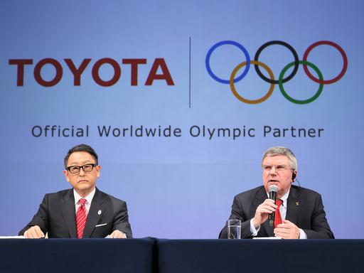 Akio Toyoda, CEO von Toyota, und IOC-Präsident Thomas Bach bei der Vorstellung des Sponsorings von Toyota im März 2015.