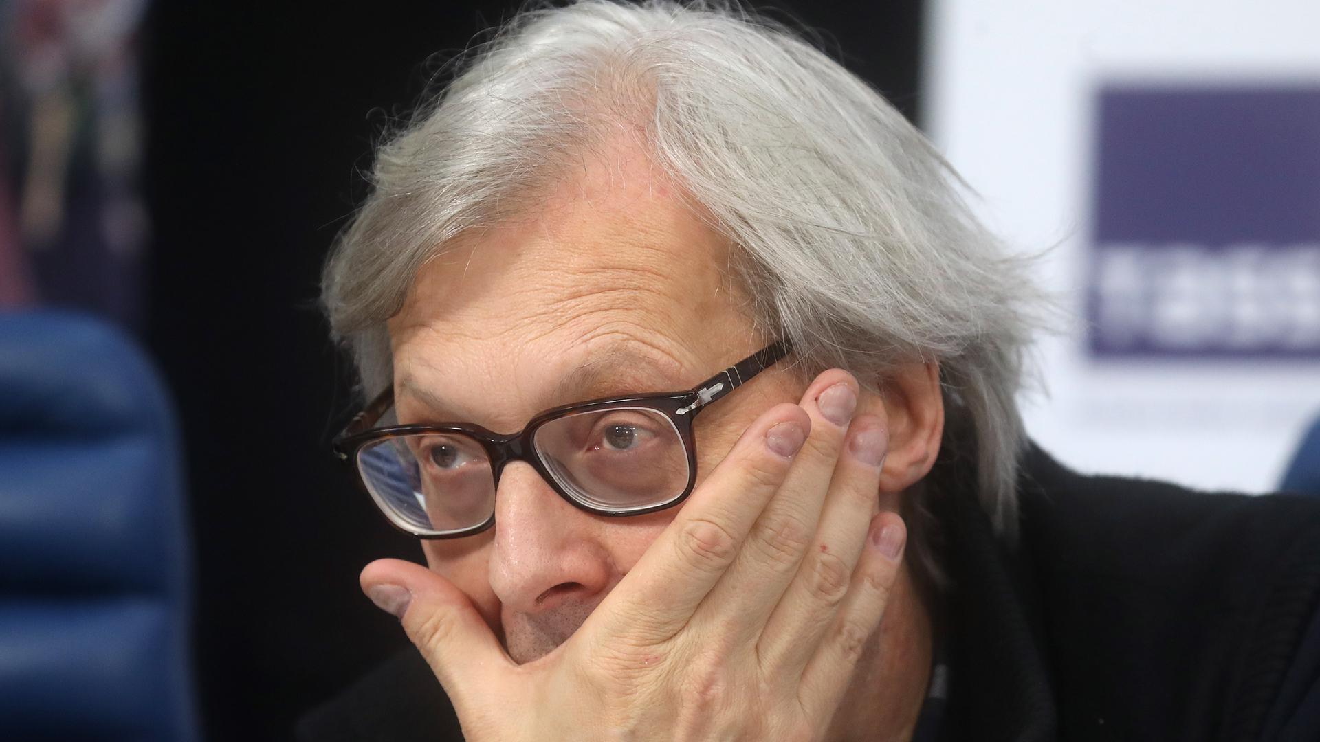 Der italienische Kultur-Staatssekretär Vittorio Sgarbi hält sich die Hand vor den Mund. Der italienische Kultur-Staatssekretär Vittorio Sgarbi hält sich die Hand vor den Mund.