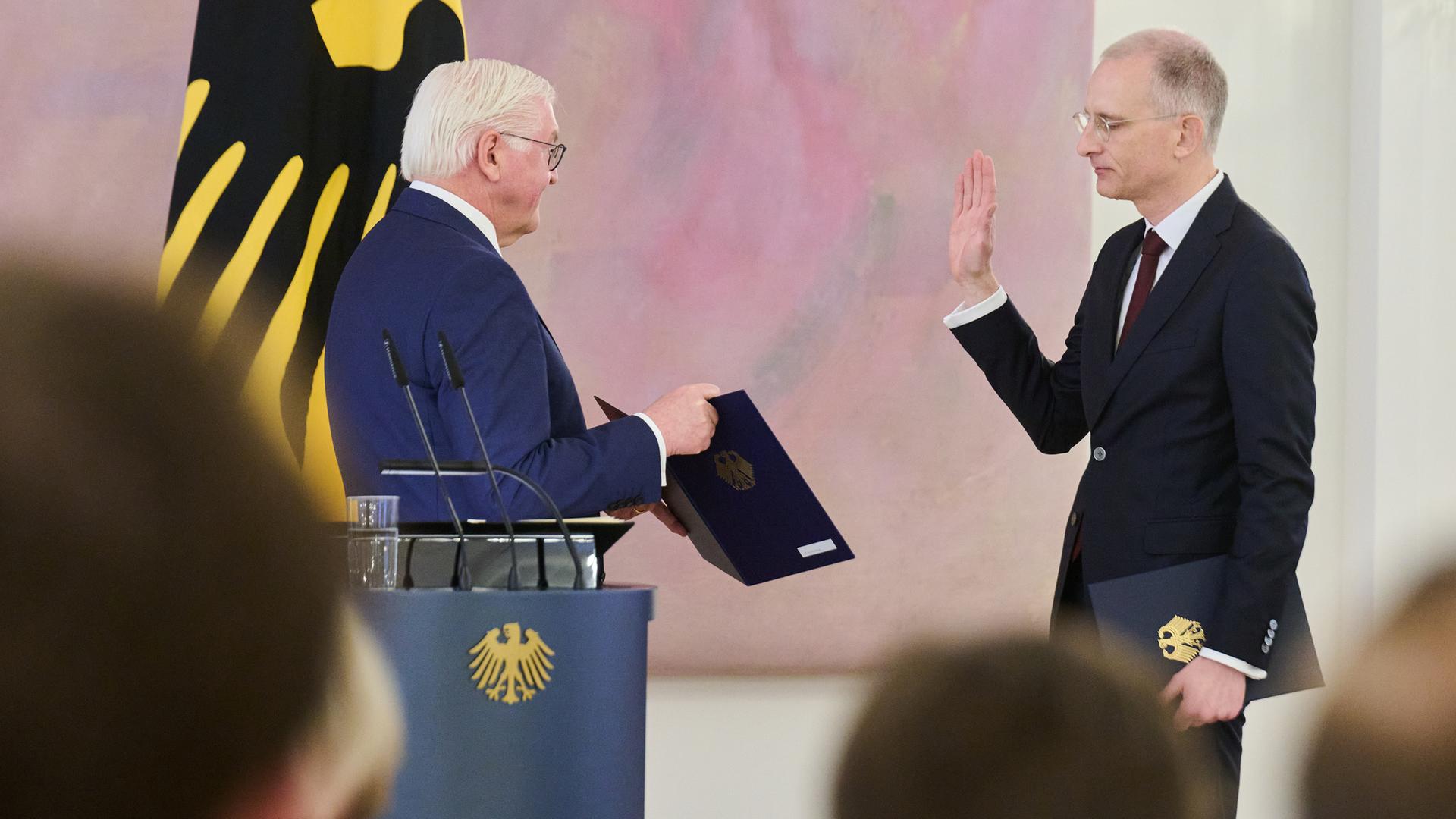 Frank-Walter Steinmeier (l), Bundespräsident, vereidigt Holger Wöckel, Richter des Bundesverfassungsgerichts, im Schloss Bellevue. Frank-Walter Steinmeier (l), Bundespräsident, vereidigt Holger Wöckel, Richter des Bundesverfassungsgerichts, im Schloss Bellevue.