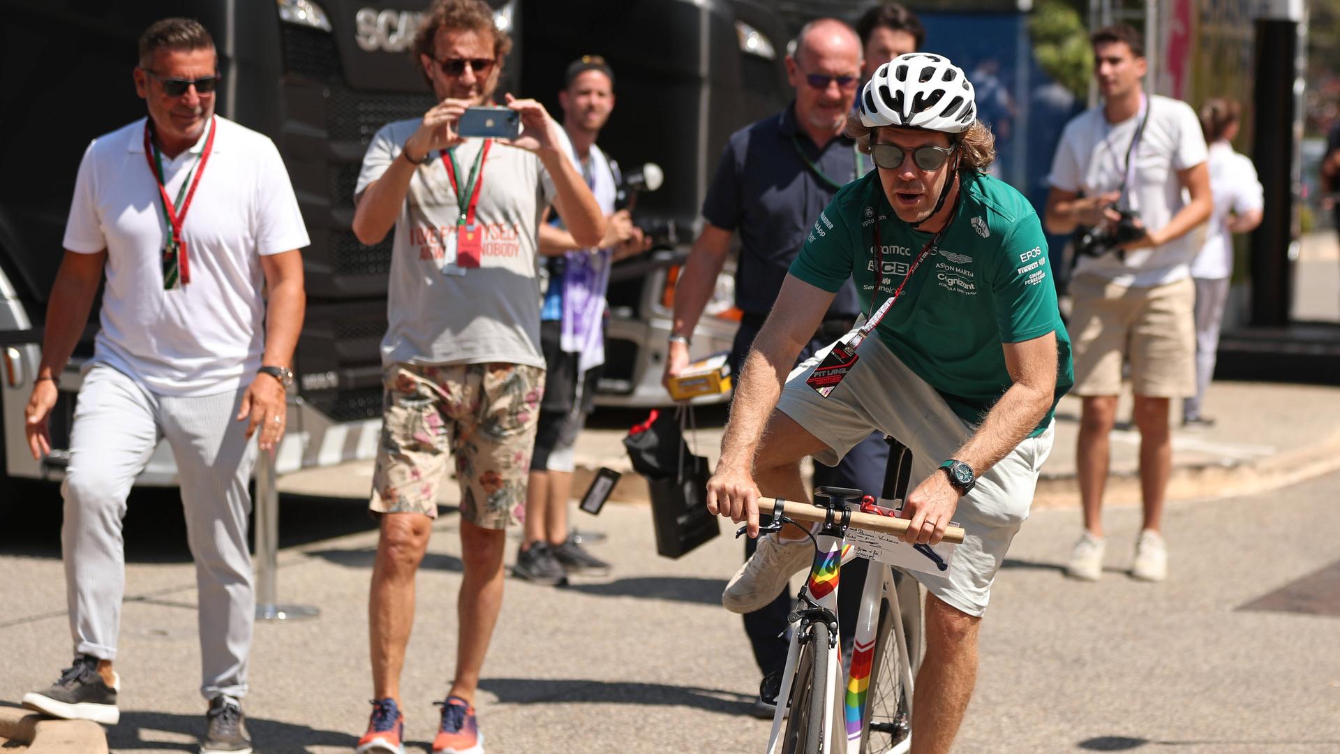 Formel-1-Weltmeister Sebastian Vettel beim Großen Preis von Frankreich auf dem Fahrrad Formel-1-Weltmeister Sebastian Vettel beim Großen Preis von Frankreich auf dem Fahrrad