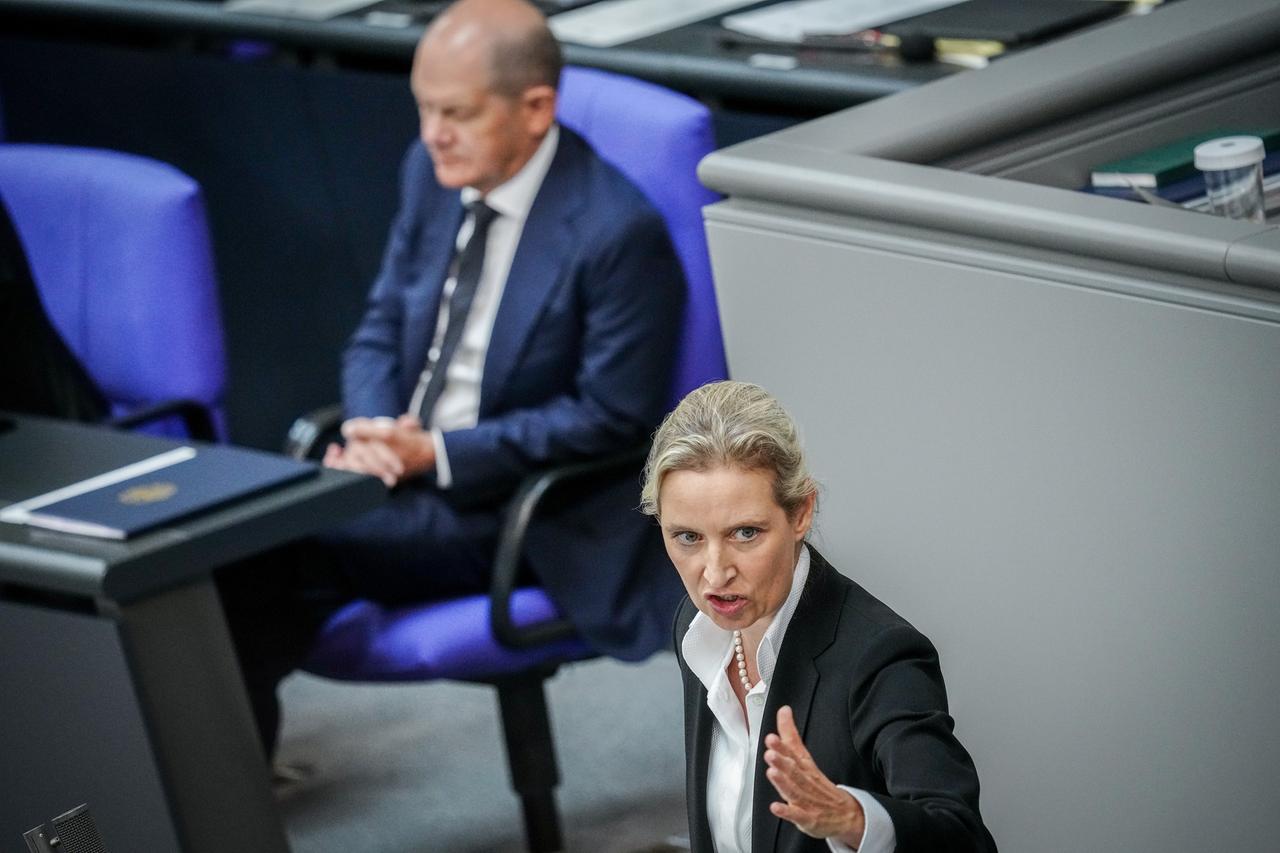 Juni 2023: Alice Weidel (r), Partei- und Fraktionsvorsitzende der AfD, spricht im Plenum des Bundestags nach der Regierungserklärung von Bundeskanzler Olaf Scholz (SPD).
