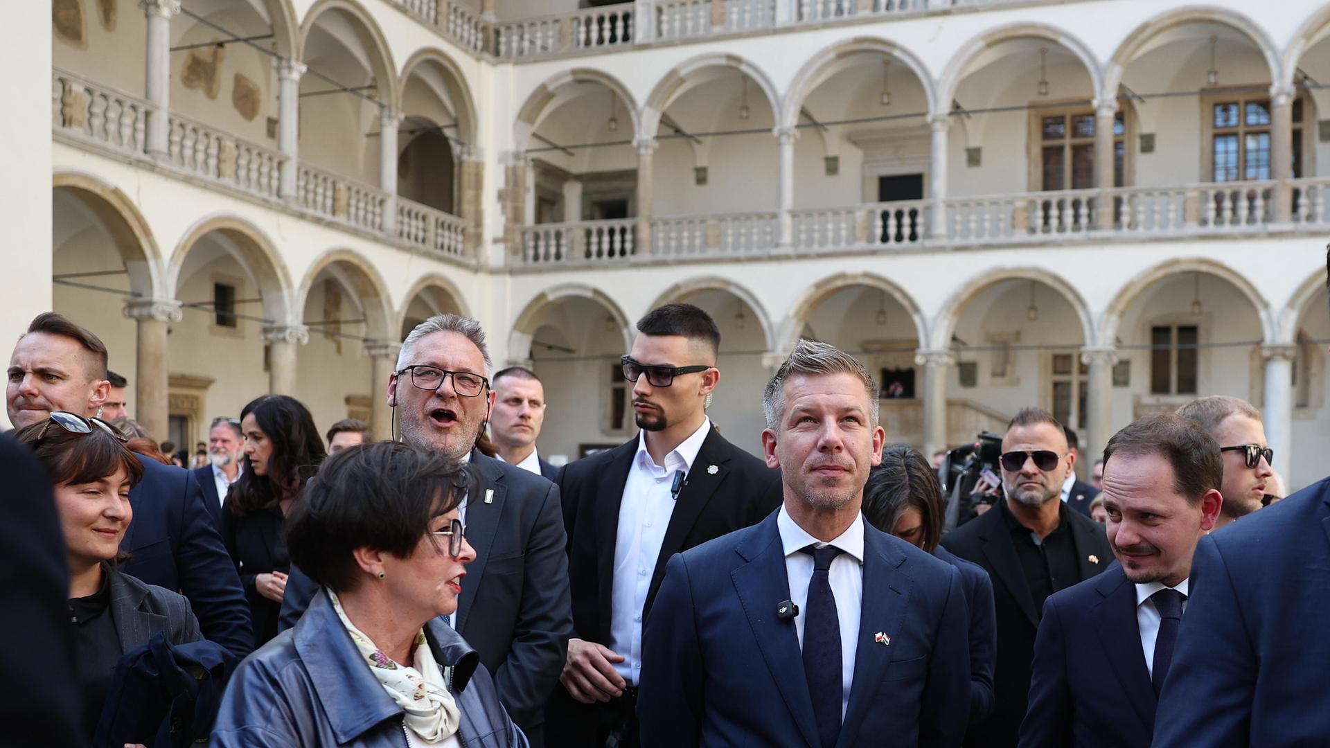 Der ungarische Ministerpräsident Peter Magyar besucht im Rahmen seiner ersten Auslandsreise die Wawelburg in Krakau, Polen. Viele Personen stehen um ihn herum. Der ungarische Ministerpräsident Peter Magyar besucht im Rahmen seiner ersten Auslandsreise die Wawelburg in Krakau, Polen. Viele Personen stehen um ihn herum.