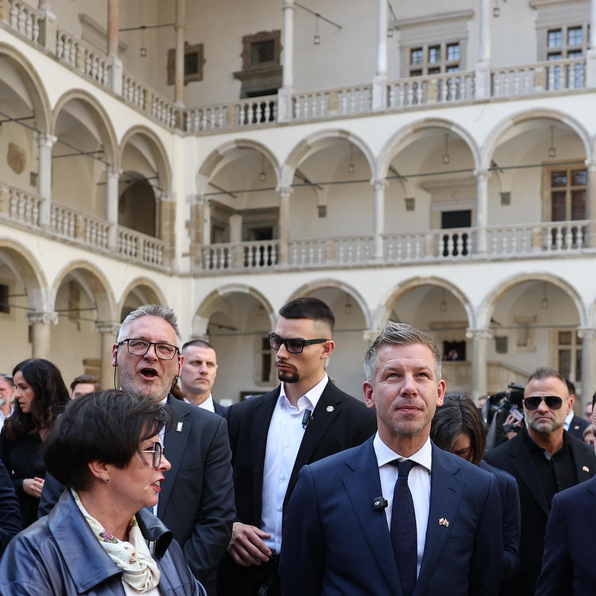 Der ungarische Ministerpräsident Peter Magyar besucht im Rahmen seiner ersten Auslandsreise die Wawelburg in Krakau, Polen. Viele Personen stehen um ihn herum. 
