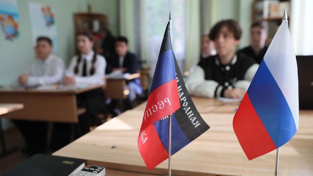 In dieser Schule im ukrainischen Donetzk stehen vorne auf dem Lehrertisch die Fahnen Russlands und der selbsternannten Volksrepublik Donezk. 