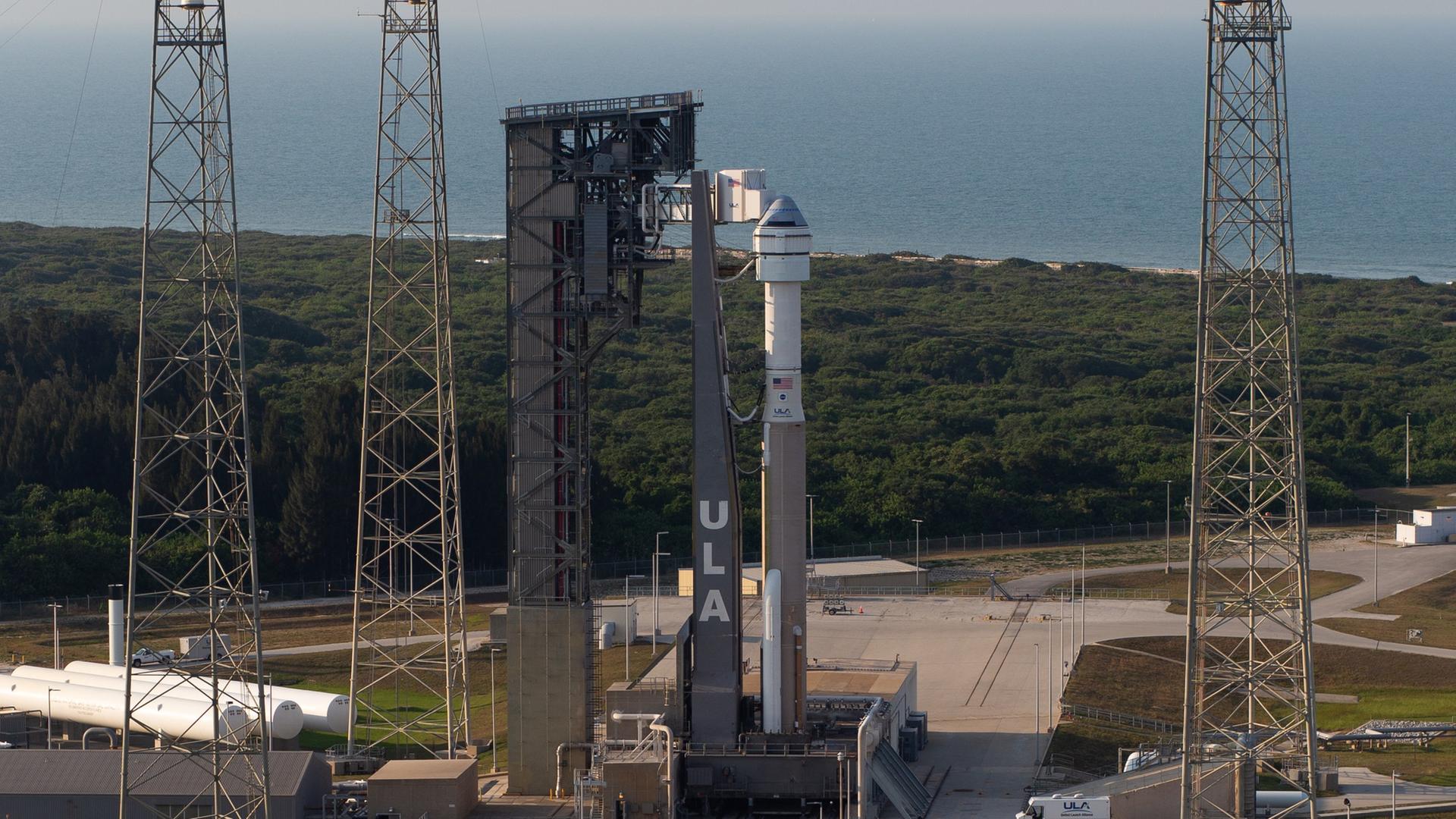 Eine United Launch Alliance Atlas V Rakete mit dem Boeing CST-100 Starliner Raumschiff an Bord ist kurz vor der Orbital Flight Test-2 Mission am Space Launch Complex 41 auf der Cape Canaveral Space Force Station in Florida zu sehen. 