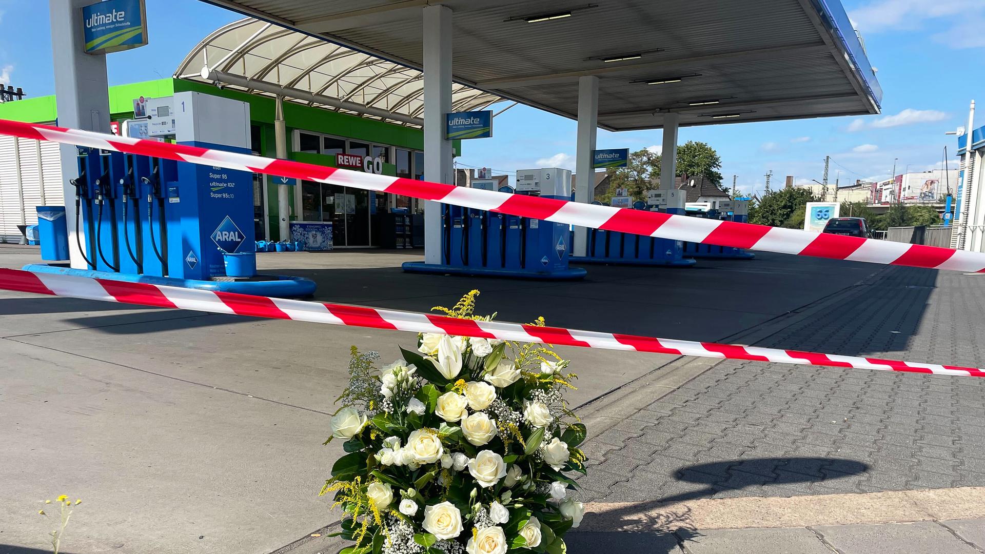 An der Tankstelle, an der nach einem Überfall ein Polizist getötet wurde, haben Mitarbeiter einen Kranz niedergelegt. An der Tankstelle, an der nach einem Überfall ein Polizist getötet wurde, haben Mitarbeiter einen Kranz niedergelegt.