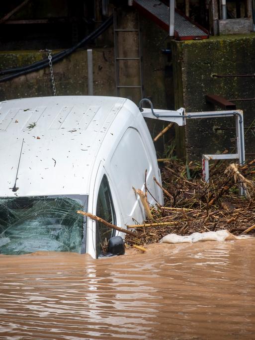 Heftige Stürme haben am 12. Juli 2025 in Katalonien schwere Schäden und Überschwemmungen verursacht. Das Foto zeigt ein Auto, dass von der Flut mitgerissen wurde und auf der Motorhaube steht mitten im Wasser zwischen beschädigten Gebäuden.