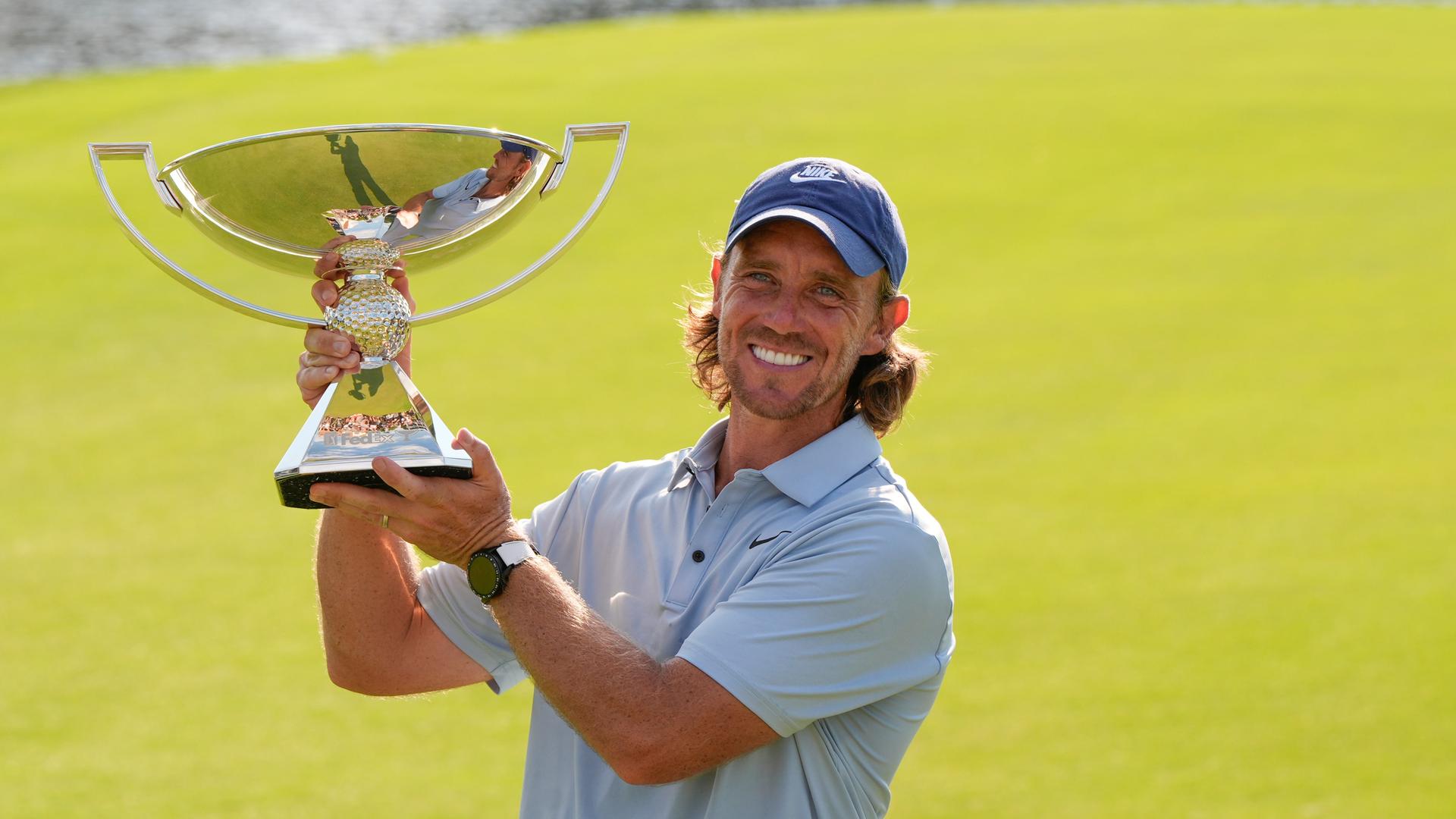 Der Engländer Tommy Fleetwood hält die Trophäe nach der letzten Runde des Tour Championship Golfturniers in den Händen. 