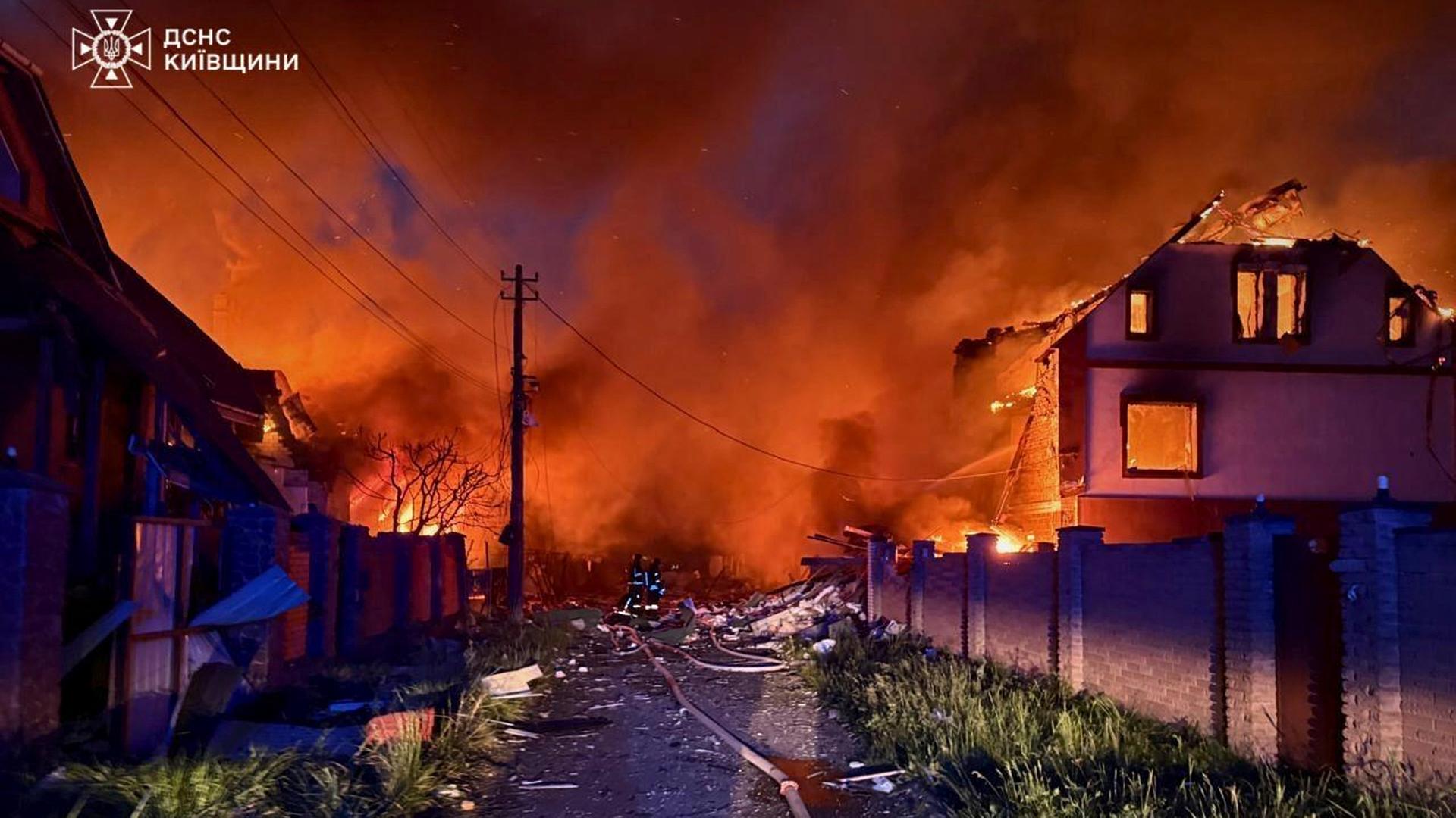 Auf diesem vom ukrainischen Katastrophenschutz zur Verfügung gestellten Foto versuchen Feuerwehrleute, ein Feuer nach einem russischen Angriff in der Region Kiew am Sonntag, 25. Mai 2025 zu löschen. Auf diesem vom ukrainischen Katastrophenschutz zur Verfügung gestellten Foto versuchen Feuerwehrleute, ein Feuer nach einem russischen Angriff in der Region Kiew am Sonntag, 25. Mai 2025 zu löschen.