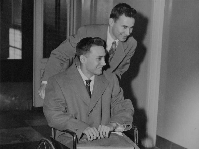 Ron Herrick schiebt seinen Zwillingsbruder Richard in einem Rollstuhl, als sie am 30. Januar 1955 das Krankenhaus in Boston, Massachusetts, nach der ersten erfolgreichen Organtransplantation verlassen. 