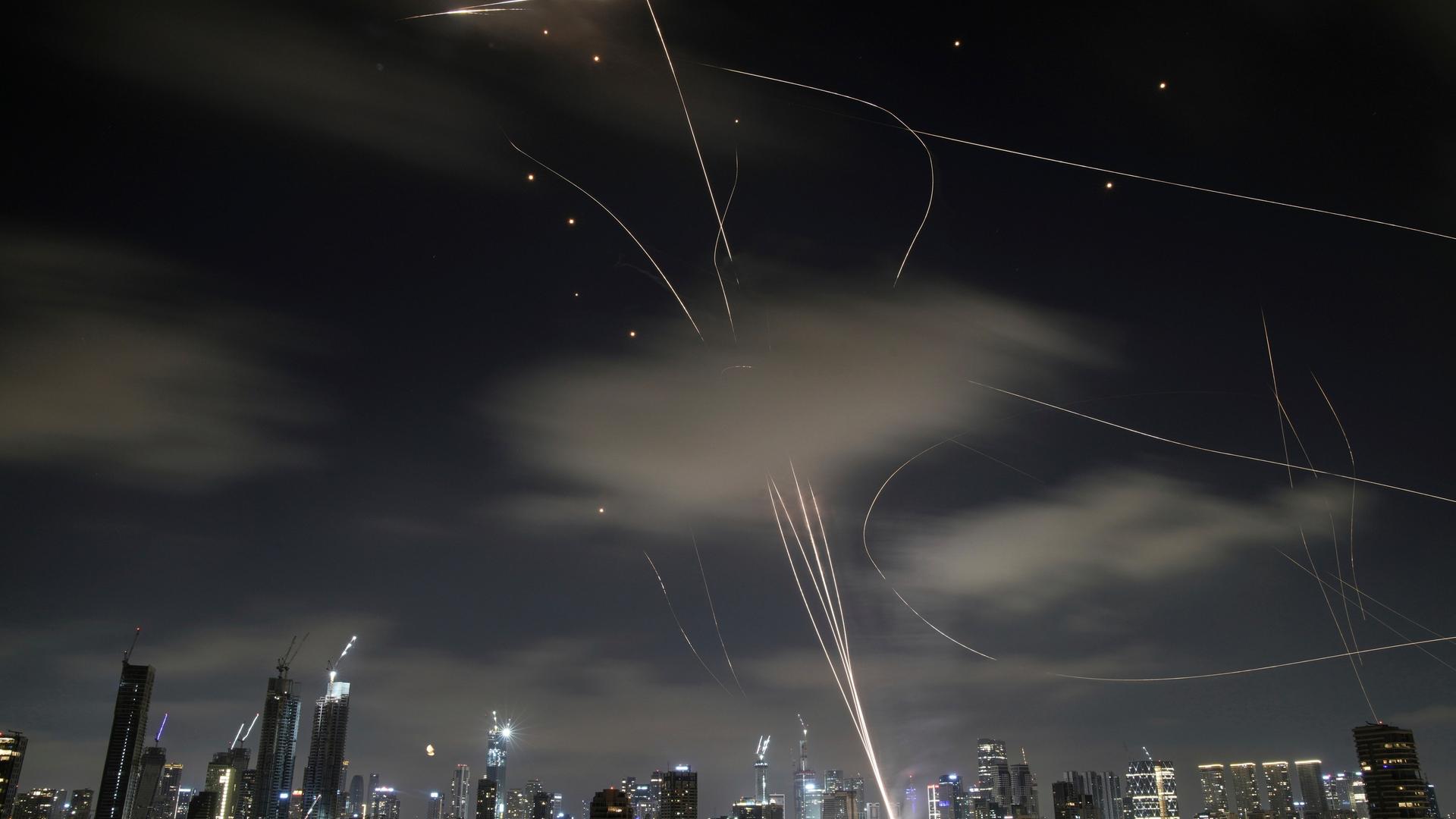 Das israelische Luftabwehrsystem Iron Dome feuert, um Raketen während eines iranischen Angriffs über Tel Aviv abzufangen. Das israelische Luftabwehrsystem Iron Dome feuert, um Raketen während eines iranischen Angriffs über Tel Aviv abzufangen.