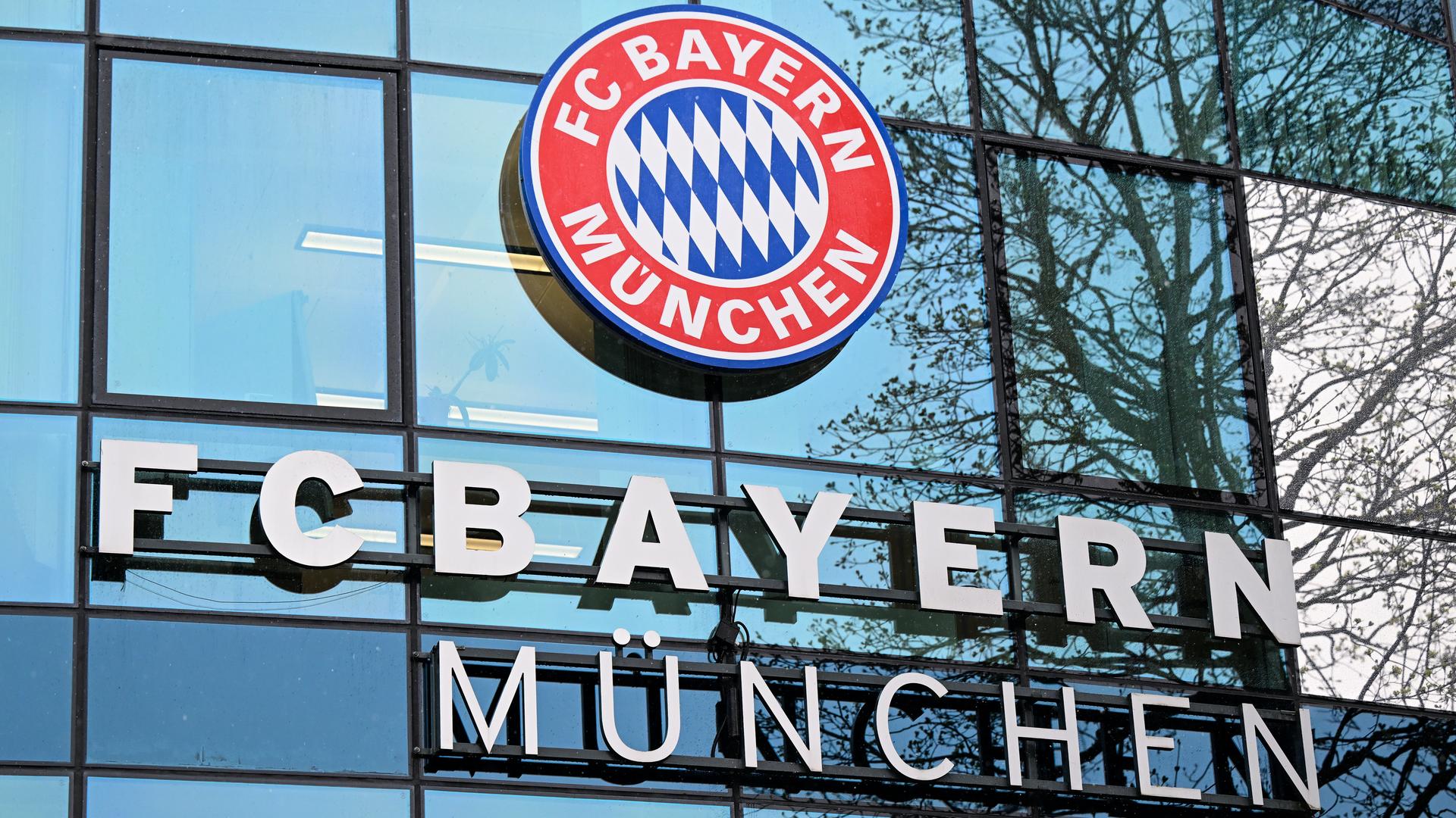 Das Logo des FC Bayern München am Vereinsgebäude an der Säbener Straße Das Logo des FC Bayern München am Vereinsgebäude an der Säbener Straße