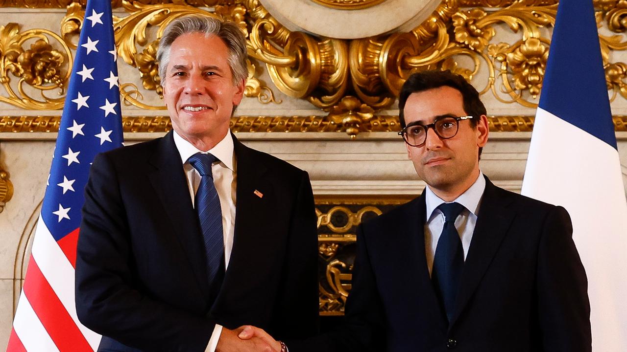 Das Bild zeigt US-Außenminister Antony Blinken, links, bei einem Treffen mit dem französischen Außenminister Stephane Séjourné in Paris. 